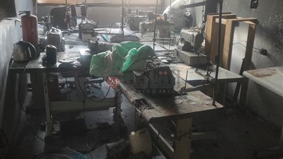 النار حرقت الهدوم والمكان.. آثار حريق مصنع ملابس بمنشية ناصر |صور