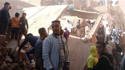 أسفر عن حالتي وفاة.. استمرار رفع أنقاض المنزل المنهار ببني سويف