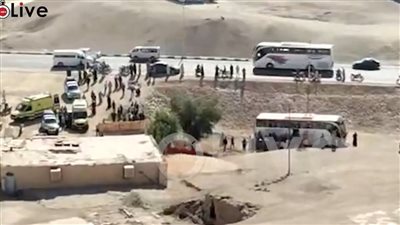 إصابة 10 سائحين إثر انحراف أتوبيس بمدخل معبد حتشبسوت في الأقصر| بث مباشر 