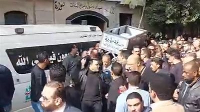 الجميع يتسابق على حمل النعش.. تشييع جثمان هيثم الملقب بـ رجل الخير بطنطا| بث مباشر 