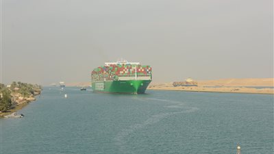 فيتش: تغيير مسار السفن بعيدًا عن قناة السويس يُزيد تكاليف الشحن