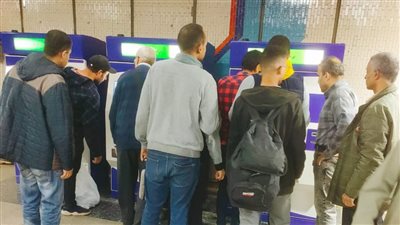 بعد تركيبها بمحطات المترو.. إقبال كبير من الركاب على استخدام ماكينات TVM لشراء التذاكر