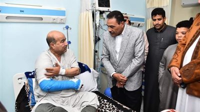 محافظ مطروح يطمن على رجل الأعمال بلال السيوي بعد إصابته في حادث | صور