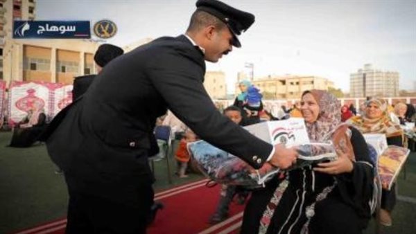 الداخلية توزع مساعدات