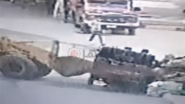 لودر ينهي حياة خياطة