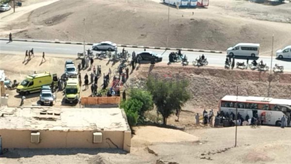 إصابة 10 سائحين بالأقصر