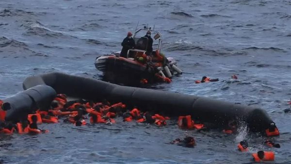 زورق مهاجرين غير