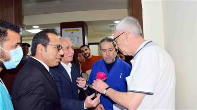 بالورود والهدايا.. محافظ الأقصر يطمئن على السائحين مصابي حادث انحراف أتوبيس الأقصر