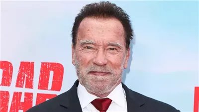 أرنولد شوارزنيجر يكشف عن سبب توزيعه لـ هدايا عيد الميلاد بـ كاليفورنيا كل عام