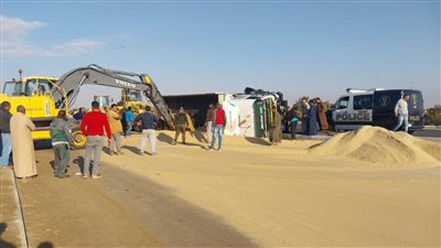 تصادم سيارة رمال مع ملاكي في السويس.. وإغلاق جزئي لطريق القاهرة القديم