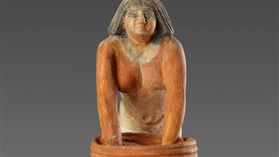 تمثال صغير لامرأة تحضر البيرة.. عرض فريد داخل المتحف المصري بالتحرير 