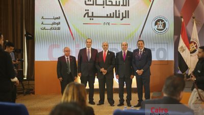 وكلاء مرشحي الانتخابات الرئاسية يلتقطون صورة تذكارية قبل دقائق من إعلان النتيجة