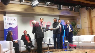 عن تغطية جنازة ضحايا إعصار درنة.. أحمد رجب مراسل القاهرة 24 يفوز بجائزة أفضل موجو للصحفيين عام 2023 