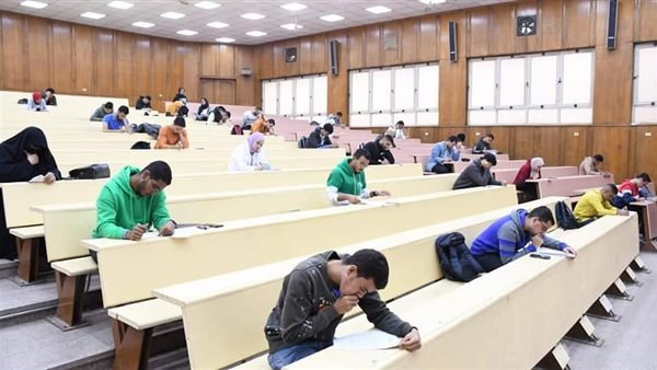 طلاب جامعة عين شمس