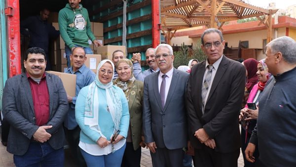 جانب من تسليم التابلت