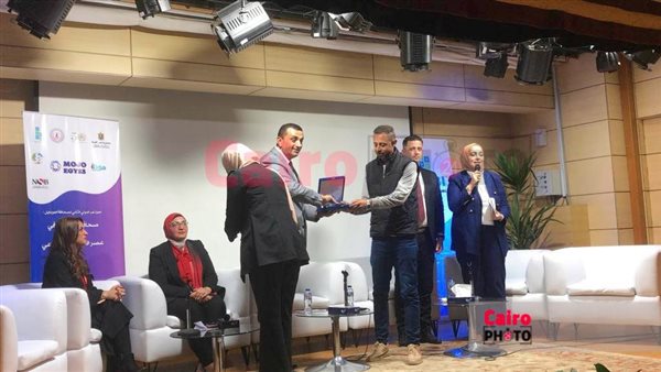 الصحفي أحمد رجب أثناء