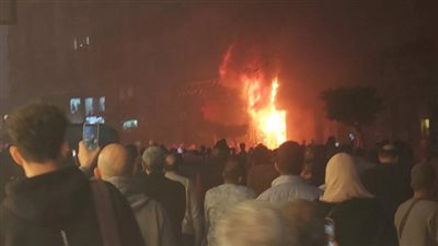 نشوب حريق في محل أحذية بوسط البلد.. والدفع بسيارات إطفاء للسيطرة عليه | بث مباشر