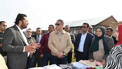 محافظ الفيوم يسلم بعض السيدات شهادات اجتياز الدورة التدريبية على حرفة الخياطة