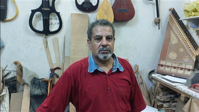 أقدم صانع آلات موسيقية من الخشب بسوهاج: بطلع يوميتي بالعافية بسبب عقدة الخواجة|صور وفيديو