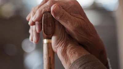 ما حكم رعاية الوالدة المسنة وهل الرعاية واجبة على الذكور أم الإناث أم على الاثنين؟