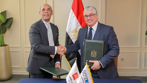 جانب من التوقيع