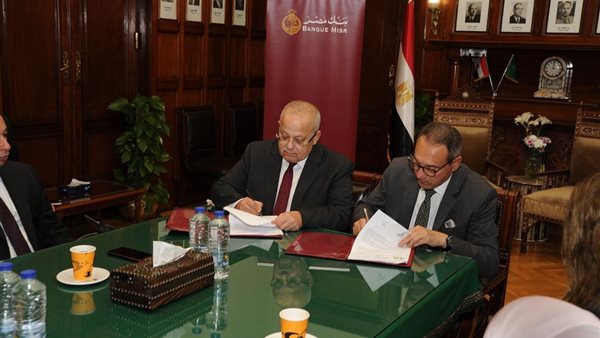 جانب من التوقيع 