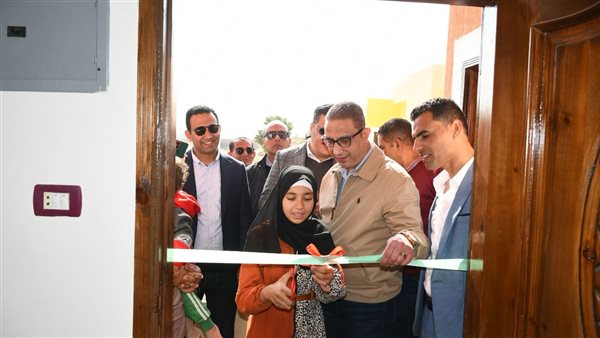 محافظ الفيوم يسلم