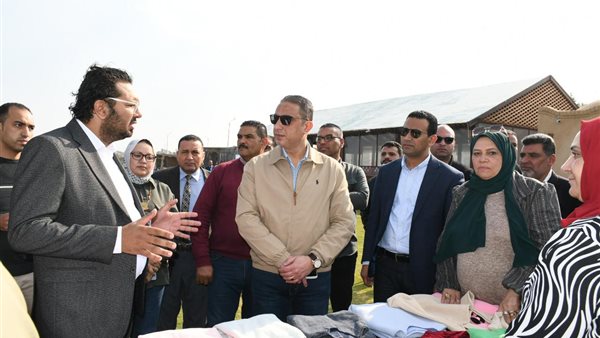 محافظ الفيوم يسلم