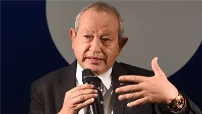 كمل تعليمك أفيدلك.. نجيب ساويرس يرد على مواطن بعد مطالب منع دخول الهرم