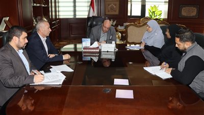 محافظ بني سويف يقرر صرف إعانة مالية لمساعدة إحدى السيدات