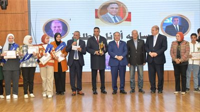 محافظ الدقهلية يكرم الفائزين بمسابقة أوائل طلاب الشهادة الإعدادية| صور