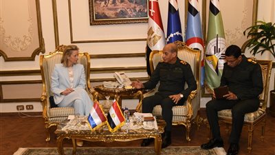 وزير الدفاع يلتقي نظيره الهولندي لبحث سبل دعم آفاق التعاون العسكري وتبادل الخبرات