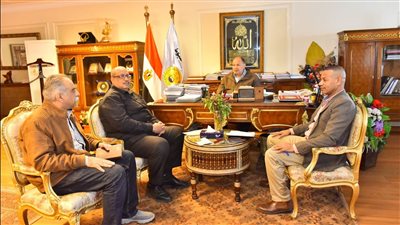 محافظ أسيوط يوجه مسئولي التموين باستمرار ضخ السلع الأساسية بالمنافذ والأسواق 