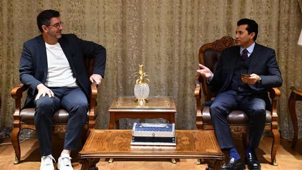 وزير الرياضة مع روي