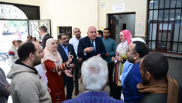 محافظ قنا يصطحب سيدة