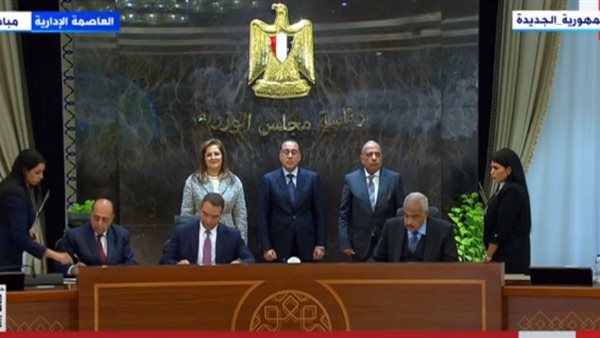 جانب من توقيع الصفقة