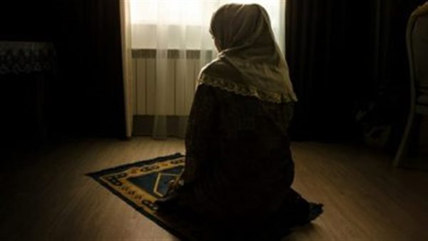 امرأة تصلي- تعبيرية