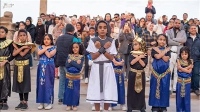 بالزي الفرعوني.. طلاب المدارس يشاركون في الاحتفال بظاهرة تعامد الشمس بمعابد الكرنك| صور 