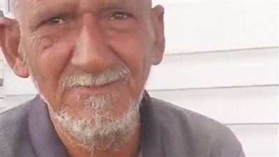 استغاثة مشرد في السويس: زهدت الحياة بعد وفاة زوجتي.. وأخواتي طردوني علشان ياخدوا الشقة | بث مباشر