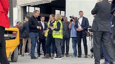 وزير الخارجية البريطاني يتفقد المساعدات الإغاثية المقدمة لغزة في مخازن العريش | صور