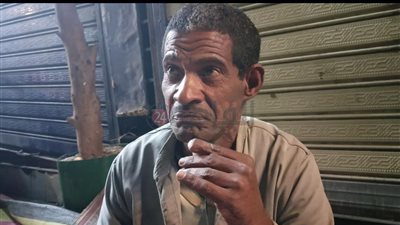 جاحدون كـ إخوة يُوسف.. حكاية مسن يفترش طرقات المنيا منذ 30 عامًا: إخواتي رموني ونفسي في غرفة تحميني من برد الشتاء| فيديو