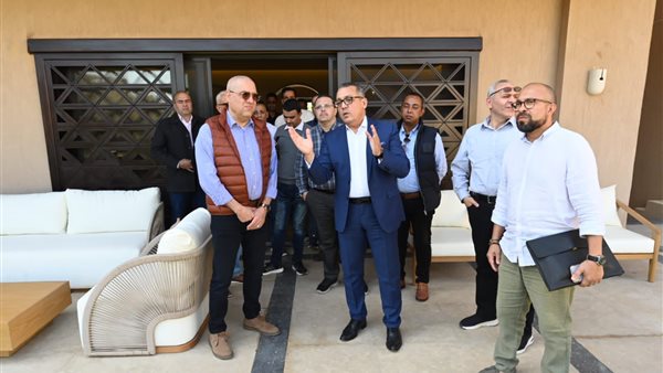 وزير الإسكان خلال