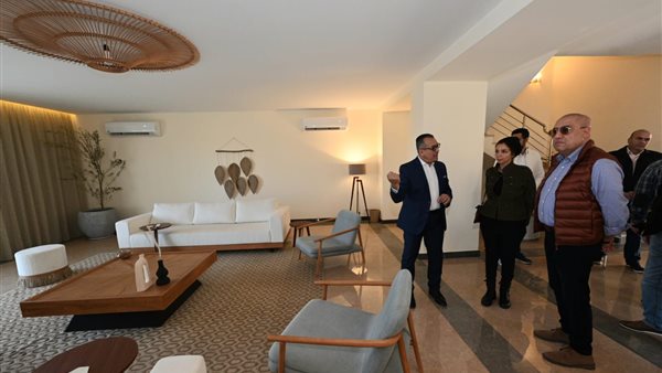وزير الإسكان يطلع