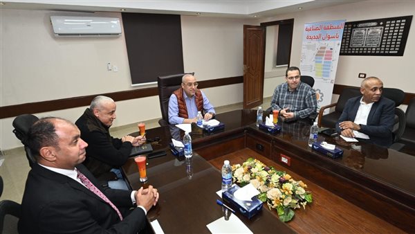 وزير الإسكان يلتقي