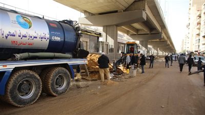 محافظ الجيزة يتفقد أعمال إصلاح كسر بماسورة مياه بتقاطع طريق الشيشيني مع المريوطية