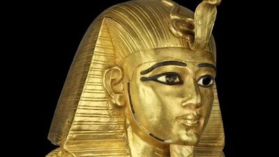 صورة حديثة لـ قناع الملك بسوسنس الأول الذهبي بالمتحف المصري بالتحرير 