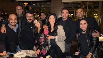 أحمد العوضي وياسمين عبد العزيز.. وحش الكون تحتفل بعيد ميلاد الخديوي وسط أصدقائه