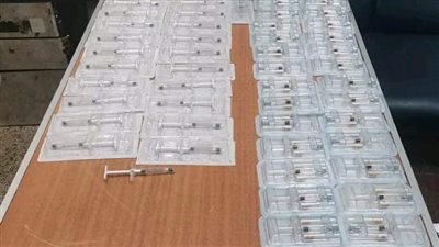 جمارك مطار القاهرة تحبط 4 محاولات تهريب أقراص مخدرة وحقن تجميل