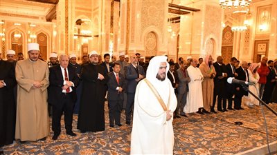 إمام الحرم النبوي يؤم المصلين في صلاة الظهر بمسجد مصر بالعاصمة الإدارية