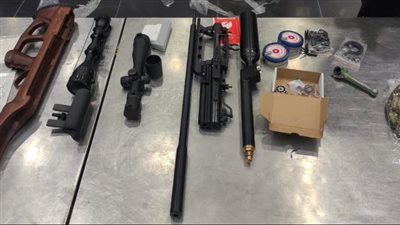 ضبط 5 ركاب بحوزتهم أسلحة بيضاء وبندقية ومناظير ومخدرات متنوعة بمطار القاهرة